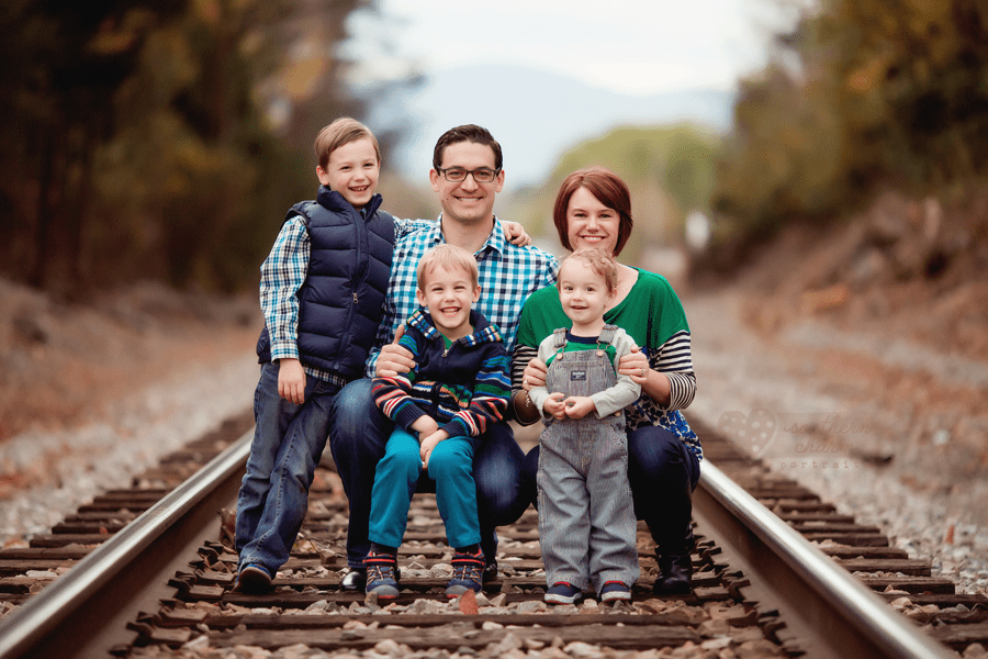 knoxville family portraits on a railroad